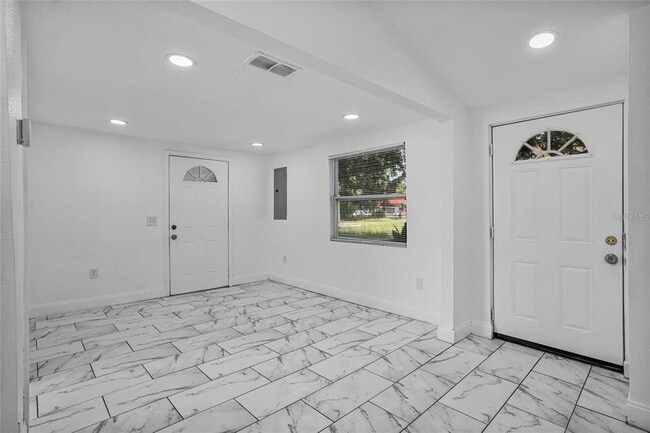 Building Photo - 906 Celery Ave