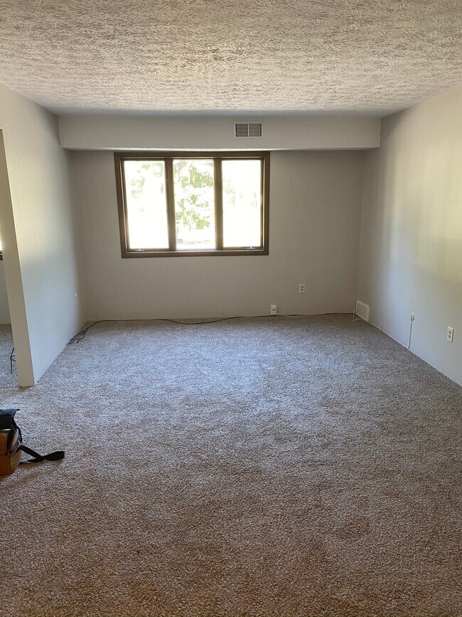 Building Photo - 28 Oakhurst Dr