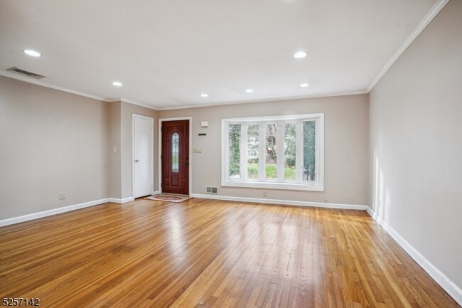 Building Photo - 10 Macopin Dr