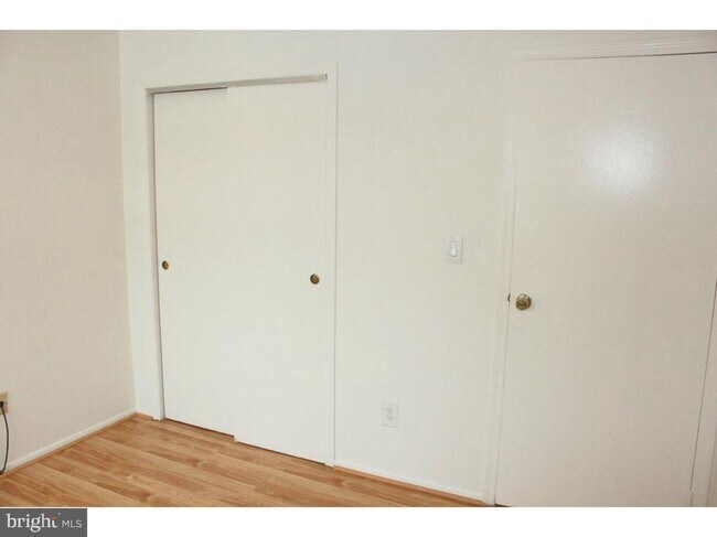 Building Photo - 221 Woodmill Dr