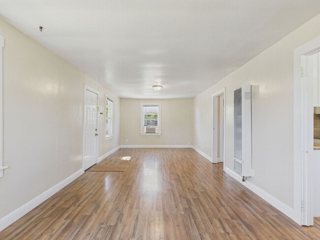 Building Photo - 2 bed 1 bath - Beautiful Outdoor Living