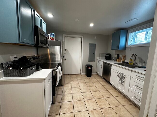 Building Photo - 3021 Marquis Dr