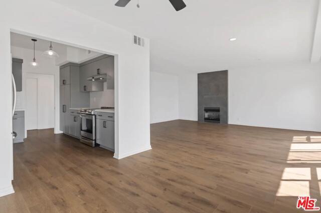 Foto del edificio - 511 San Vicente Blvd
