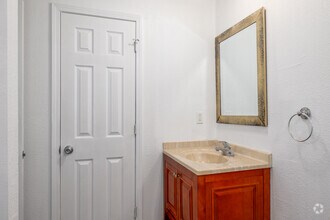 1BR, 1BA - 730SF - Bathroom - Autumn Place
