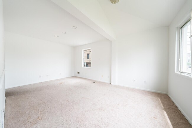 Building Photo - 1637 Maple St
