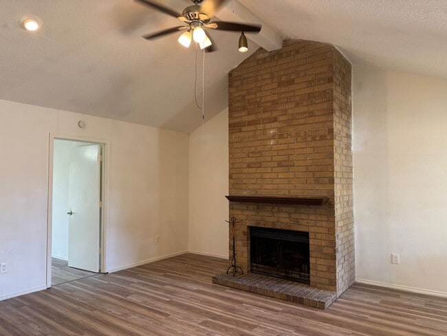 Building Photo - 716 Woodland Ct