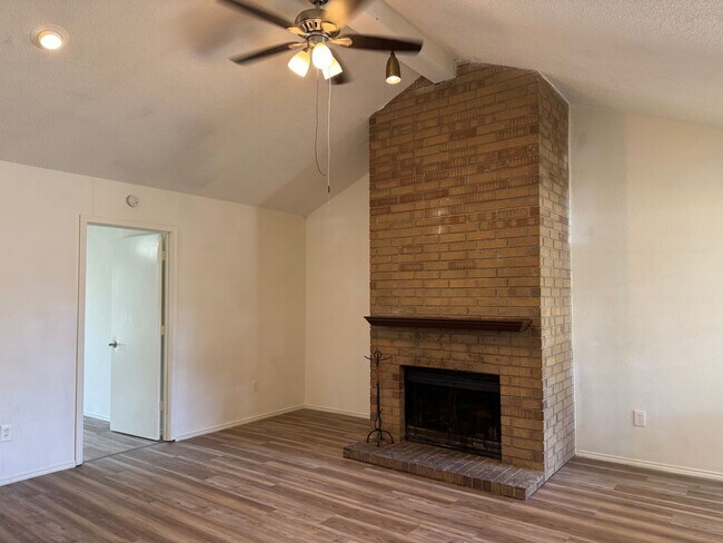 Foto del edificio - 716 Woodland Ct