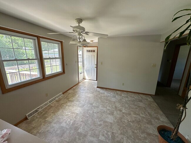 Foto del edificio - 1067 Meadow Ln