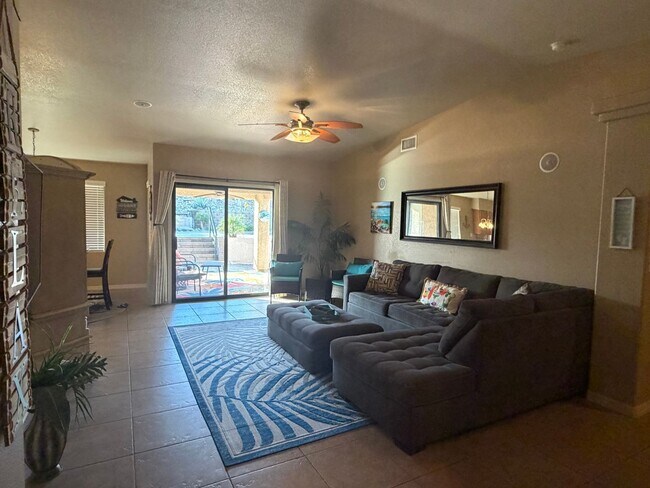 Foto del edificio - Longterm Furnished Pool Home!