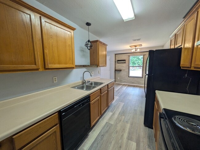 Building Photo - 28 Cypress Ave