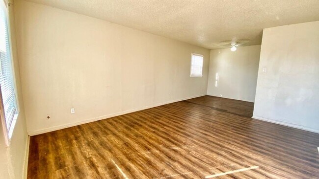 Building Photo - $0 First Month's Rent / $0 Deposit at Move-in