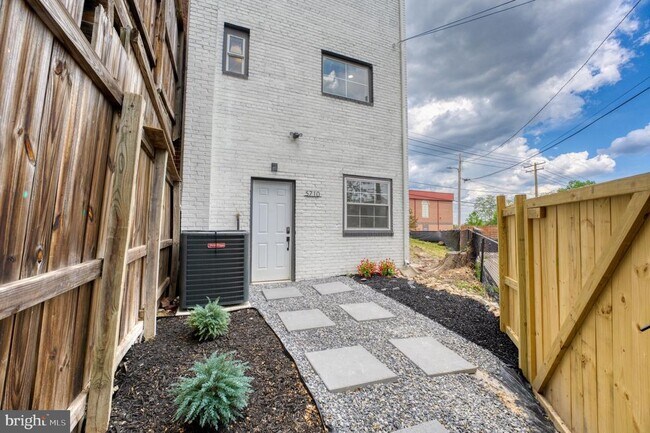 Foto del edificio - 5710 Eastern Ave NE