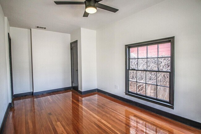 Building Photo - PRE LEASING for fall 2026! 4/2 in heart of Lubbock!