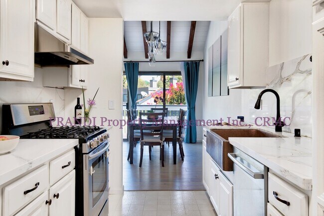 Foto del edificio - Marinwood Townhome with Modern Upgrades an...