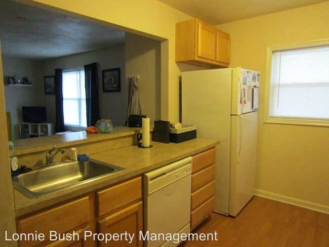 Building Photo - 9527 3rd Bay St