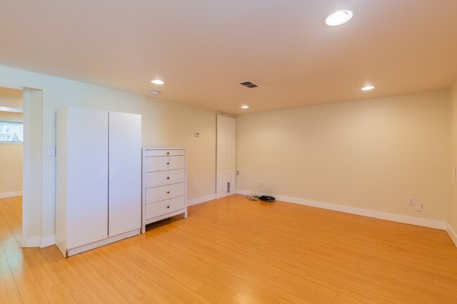 Building Photo - 481 W 19th Ave