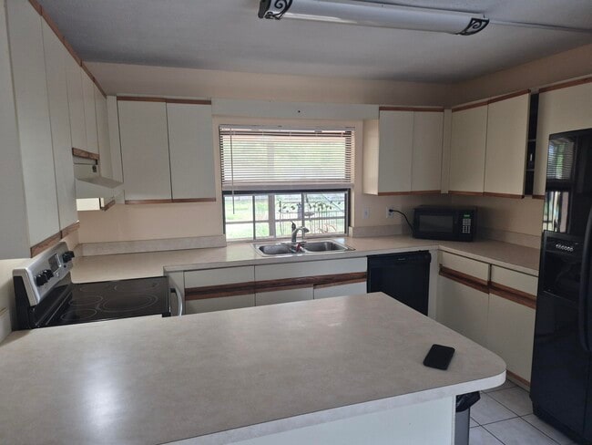 Building Photo - 250 SE Walters Terrace