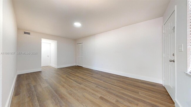 Foto del edificio - 1670 W 42nd St