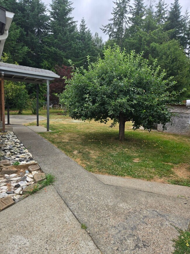Building Photo - STATUS: AVAILABLE | R10B | $1995 + $100 ut...