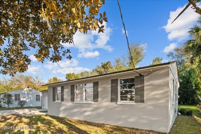 Building Photo - 884 Kennard St