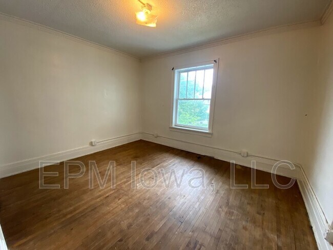 Building Photo - 807 W 4th St