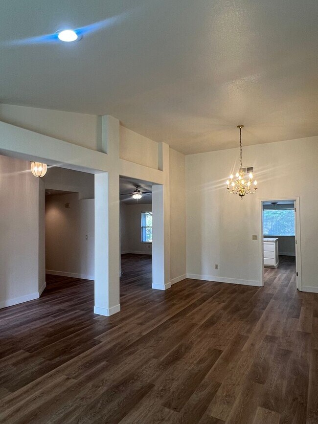 Building Photo - COMPLETELY REMODELED 3 BEDROOM HOUSE IN W. ROSEVILLE!!
