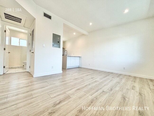 Building Photo - 5732 Aldama St