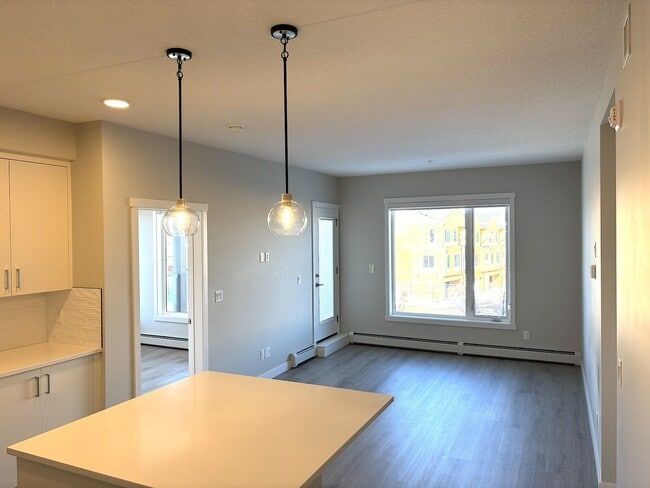 Building Photo - 660 Shawnee Sq SW