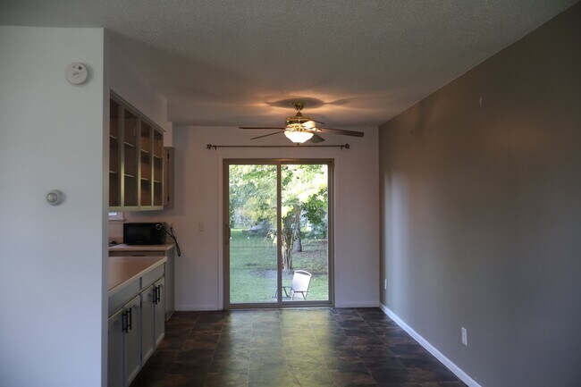 Foto del edificio - 33 Garden Ct NW