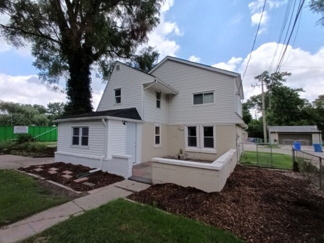 Building Photo - 2044 Garrick Ave