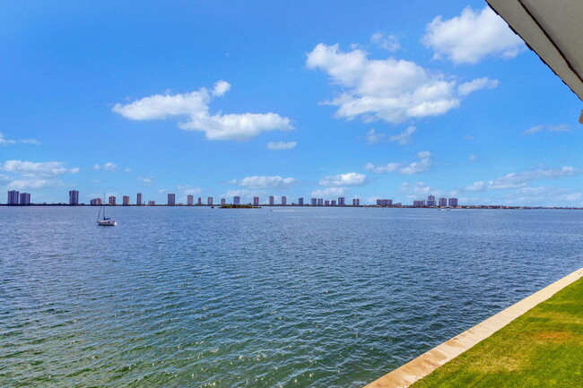 Foto del edificio - 100 Shore Ct