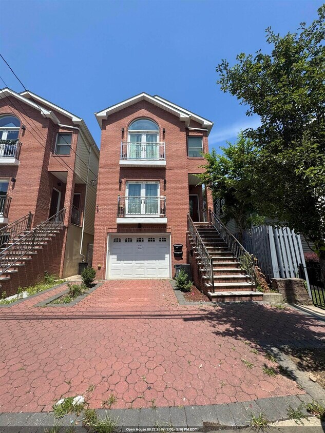 Primary Photo - 58 Bostwick Ave