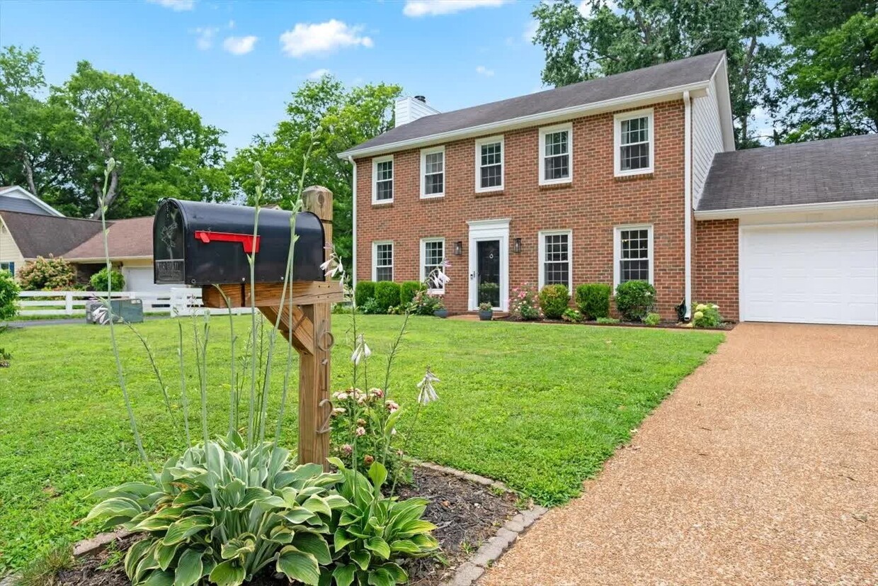 Primary Photo - 612 Shadycrest Ln