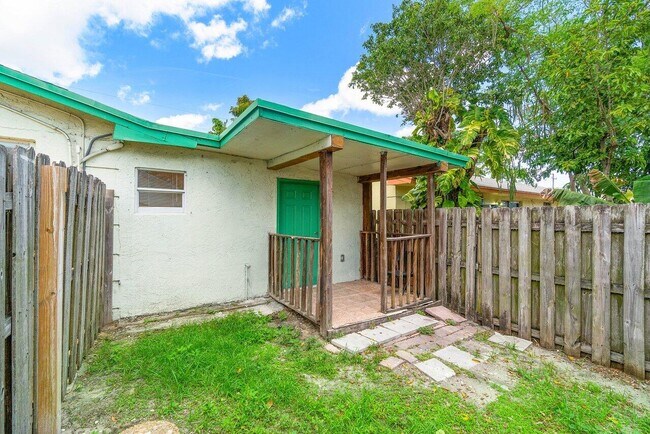 Building Photo - 3802 Melaleuca Ln