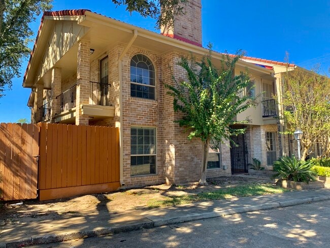 Building Photo - 3214 Continental Dr