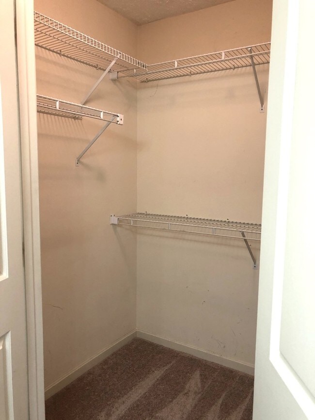 Building Photo - Open Floor Plan 2 Bed 2 Bath Condo!