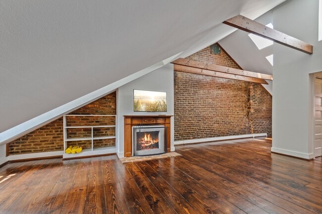 Building Photo - Available Now! Georgetown! Professionally Managed High End 1 Bed/ 1 Bath Condo