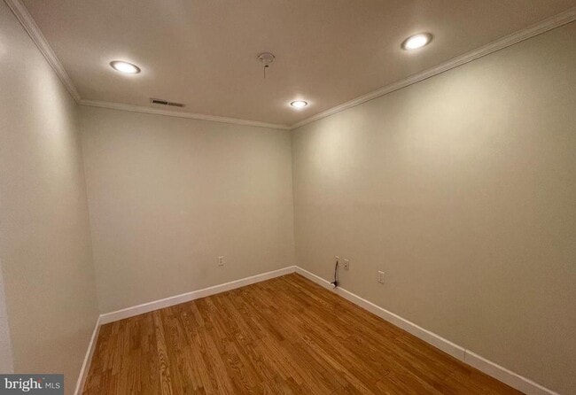 Building Photo - 127 Tulip Ln