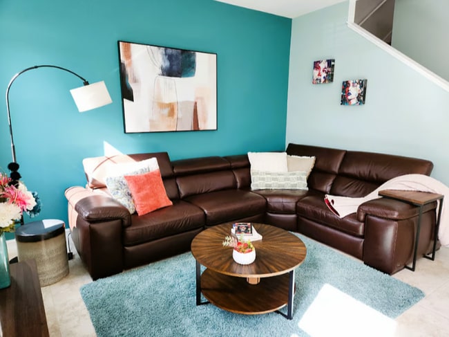 Building Photo - Beautiful FULLY FURNISHED 3 bedroom, 2.5 b...