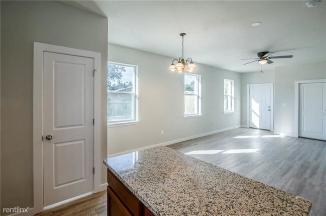 Building Photo - 3 br, 2.5 bath  - 906 Quartz Ct #501