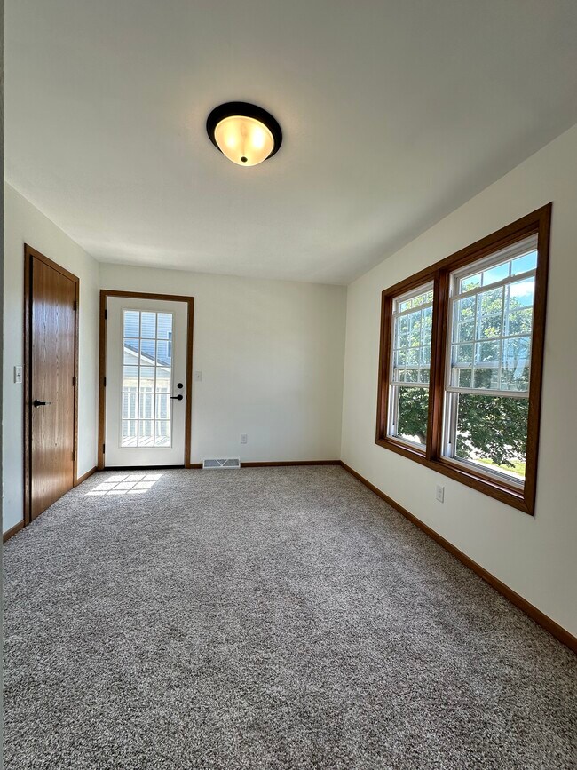 Building Photo - 622 Lous Way