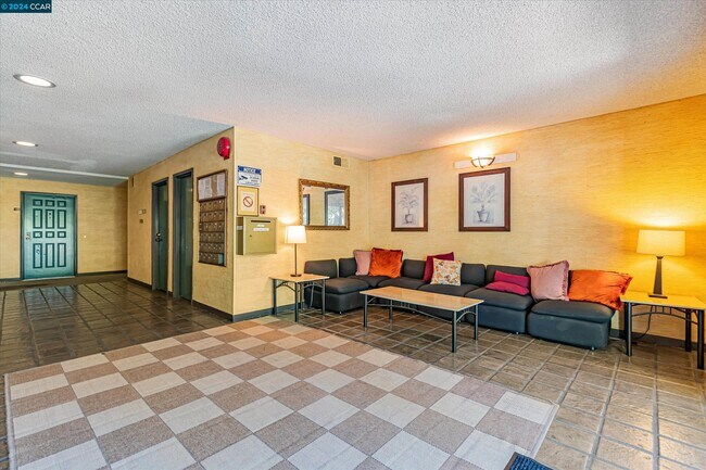 Foto del edificio - 25676 University Ct