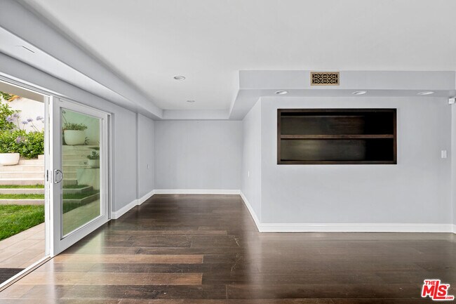 Foto del edificio - 1759 N Beverly Dr