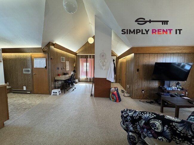 Building Photo - Upper Level Studio Near Campus, Free Parki...