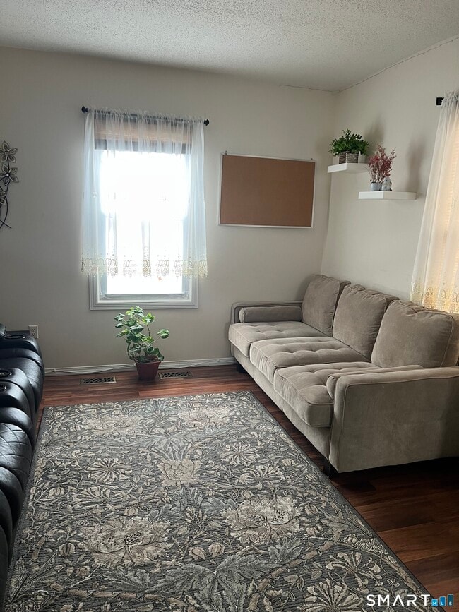 Foto del edificio - 569 Burritt St