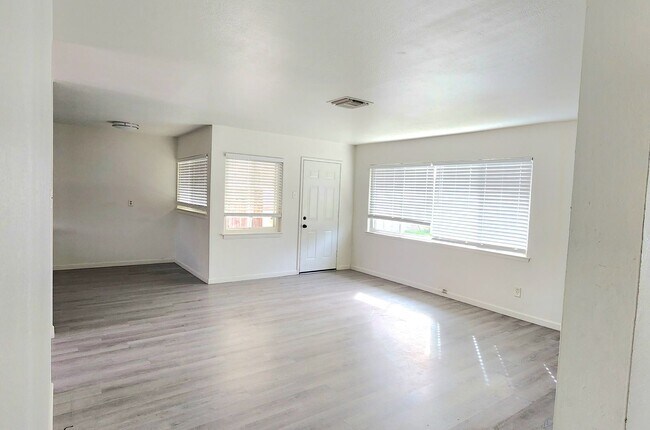Building Photo - 3 br, 1 bath House - 2217 Mary St