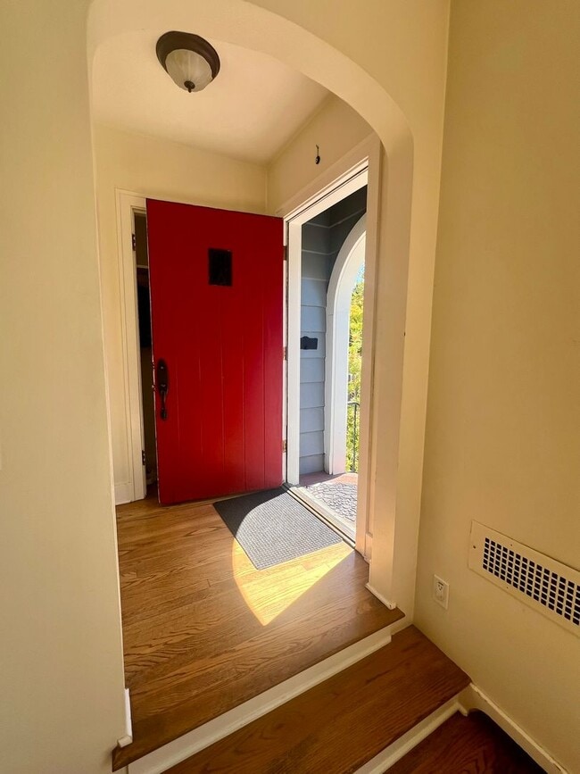 Building Photo - Updated 1920s 4BD