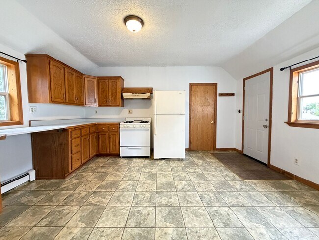 Building Photo - Upper Level 2 Bedroom Apartment - AVAILABLE TODAY