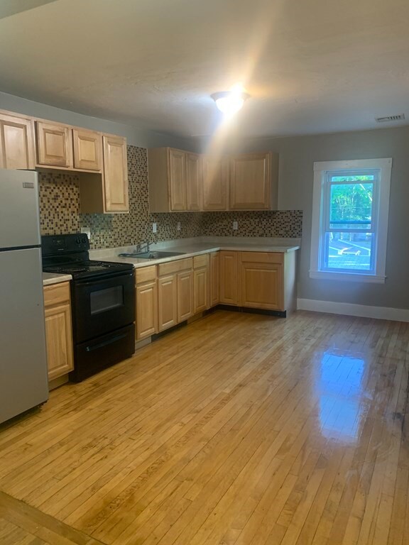 7 Irvington St Unit 3, Brockton, MA 02301 Room for Rent in Brockton