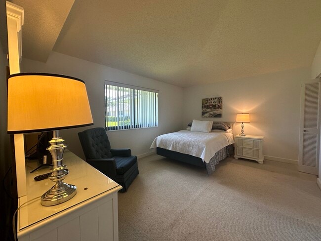 Building Photo - 305 Club Dr